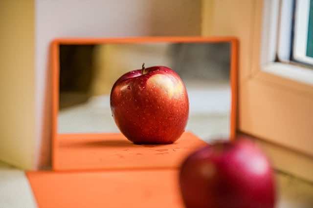鏡とリンゴ